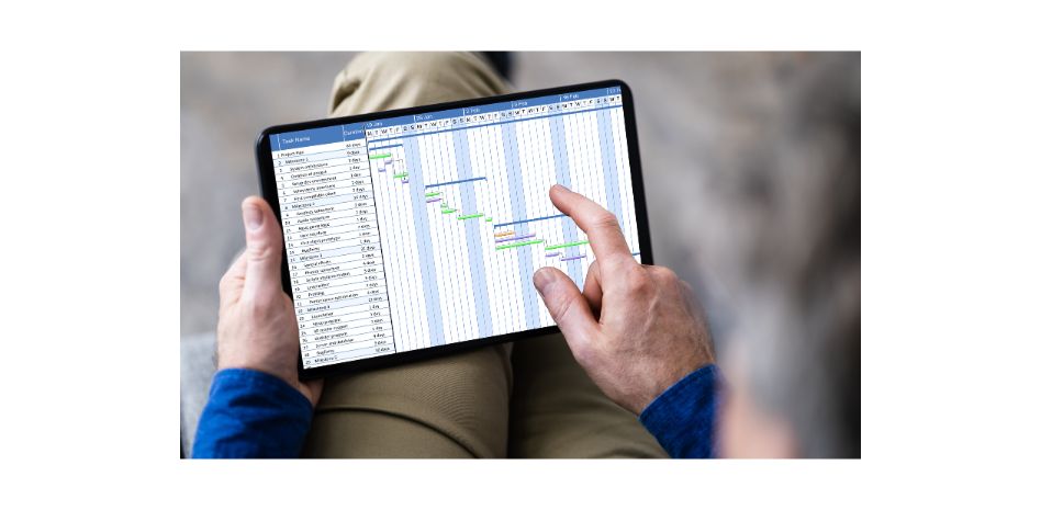 Primer plano de un usuario operando un diagrama de Gantt detallado en una tablet, facilitando el seguimiento de tareas y cronogramas de forma táctil y móvil.