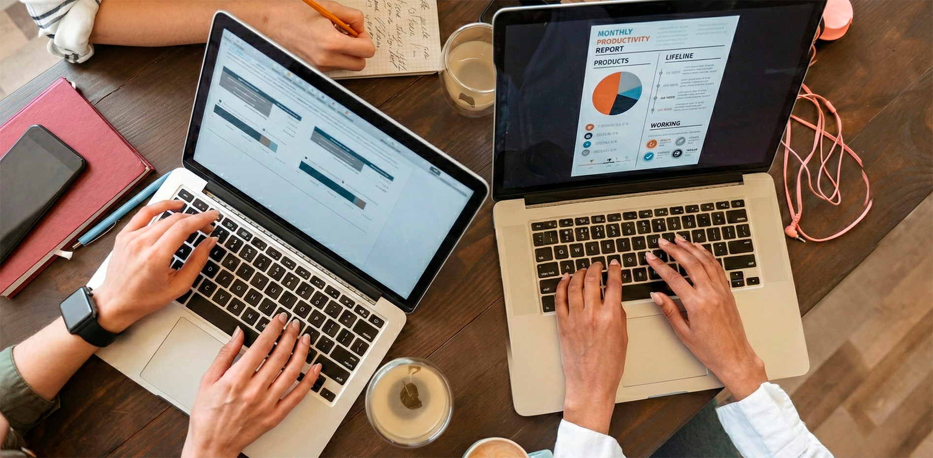 analisis-reportes-productividad-mensual-plataforma-innk Vista cenital de dos profesionales trabajando simultáneamente en laptops sobre un escritorio de madera; una pantalla destaca un reporte mensual de productividad con un gráfico circular, acompañados de libretas, café y teléfonos móviles.