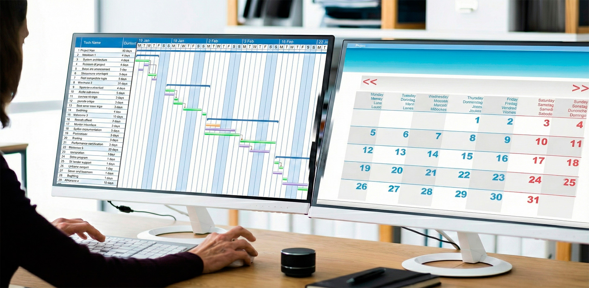 planificacion-gantt-calendario-monitores-gestion-proyectos Profesional trabajando en un escritorio con doble monitor, visualizando simultáneamente un diagrama de Gantt detallado y un calendario mensual para la sincronización, planificación y seguimiento de proyectos de innovación.