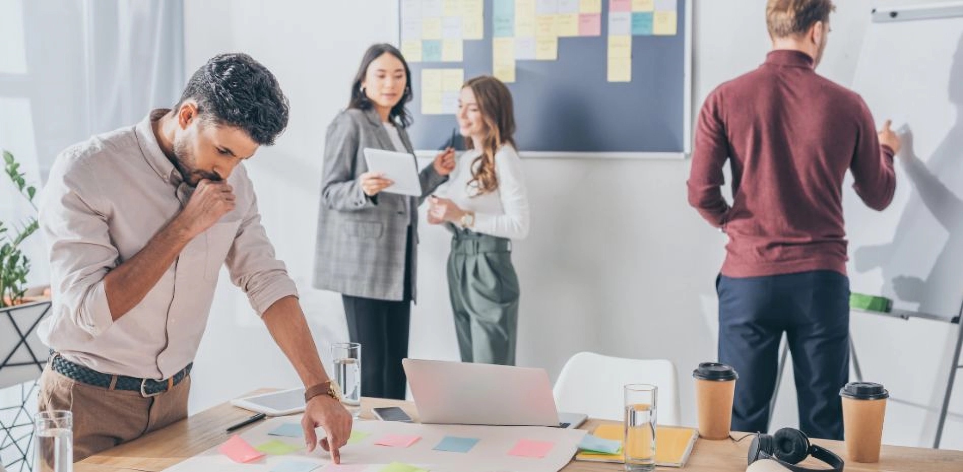 Equipo de consultores en una sesión de gestión de proyectos e innovación empresarial analizando un portafolio estratégico con metodologías ágiles.