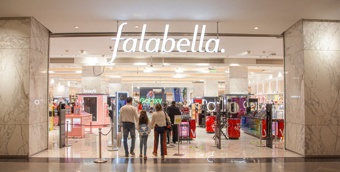 Casos de Éxito. Entrada principal de tienda Falabella en centro comercial, socio estratégico de INNK para la implementación de soluciones de innovación y gestión de proyectos retail.