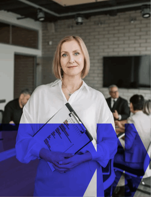 Liderazgo-innovacion-empresarial-gestion-de-proyectos-INNK Líder ejecutiva con portafolio estratégico analizando métricas de gestión de proyectos e innovación empresarial en una oficina corporativa moderna.