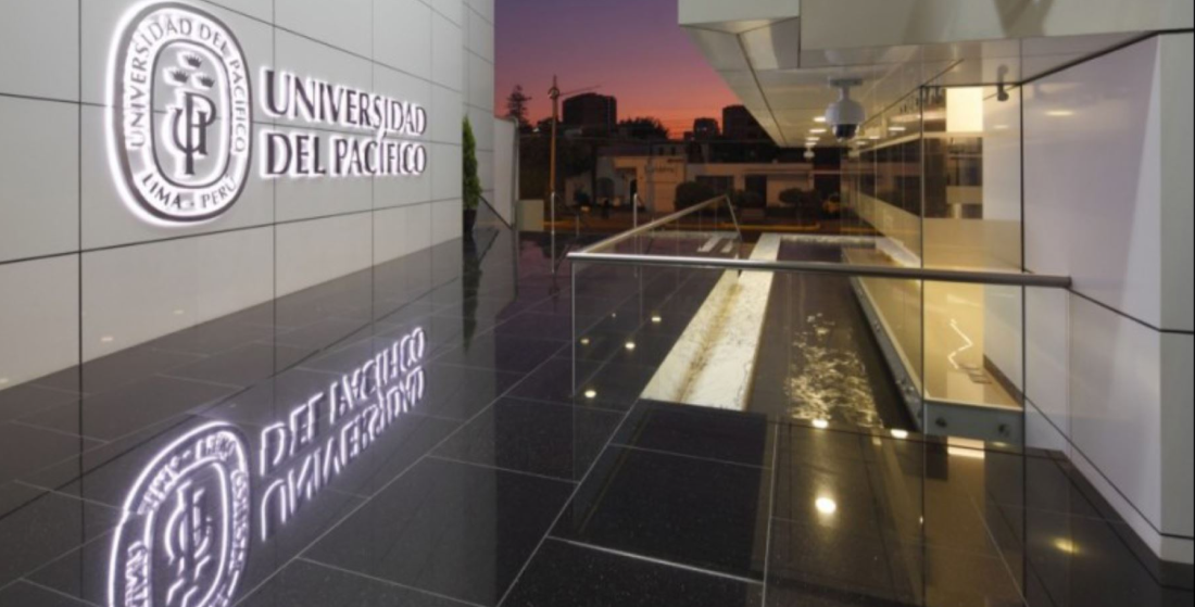 Casos de Éxito. Fachada moderna iluminada de la Universidad del Pacífico en Lima, Perú, socio académico estratégico de INNK para el desarrollo de programas de innovación y liderazgo empresarial.