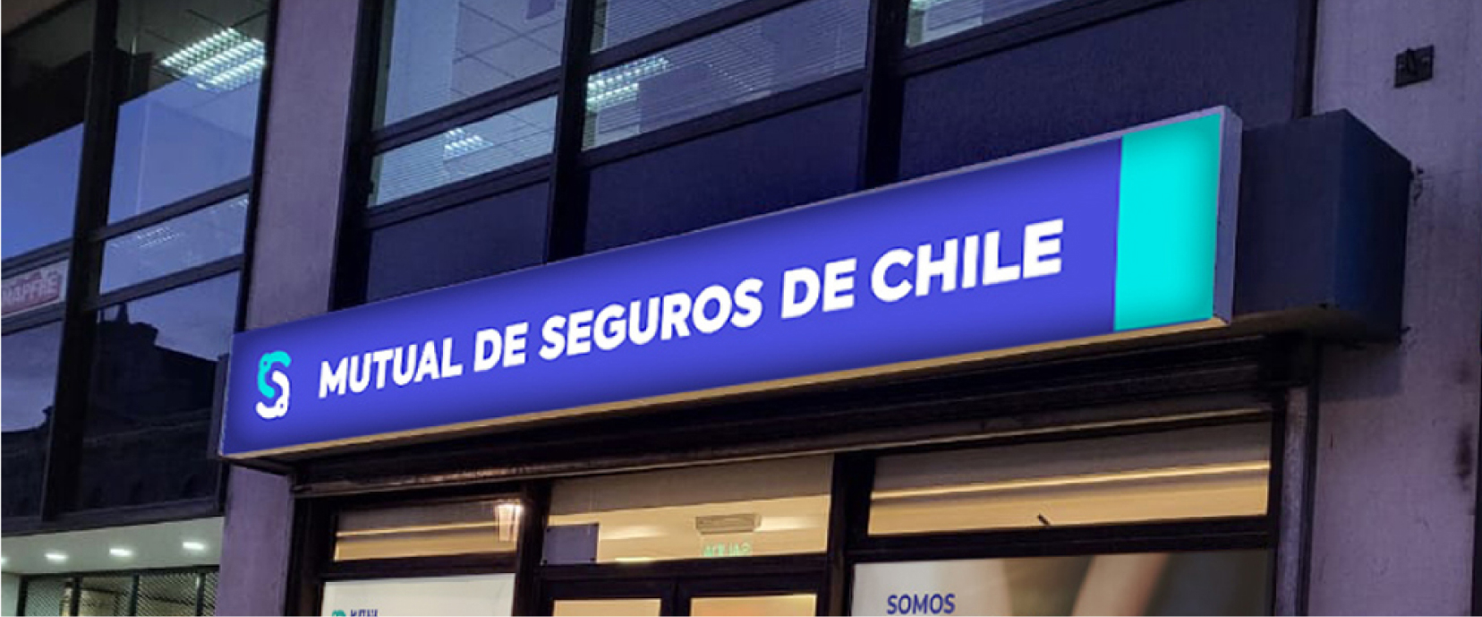 Casos de Éxito. Letrero exterior de Mutual de Seguros de Chile, aliado estratégico en servicios de protección y respaldo para el ecosistema de innovación empresarial INNK.