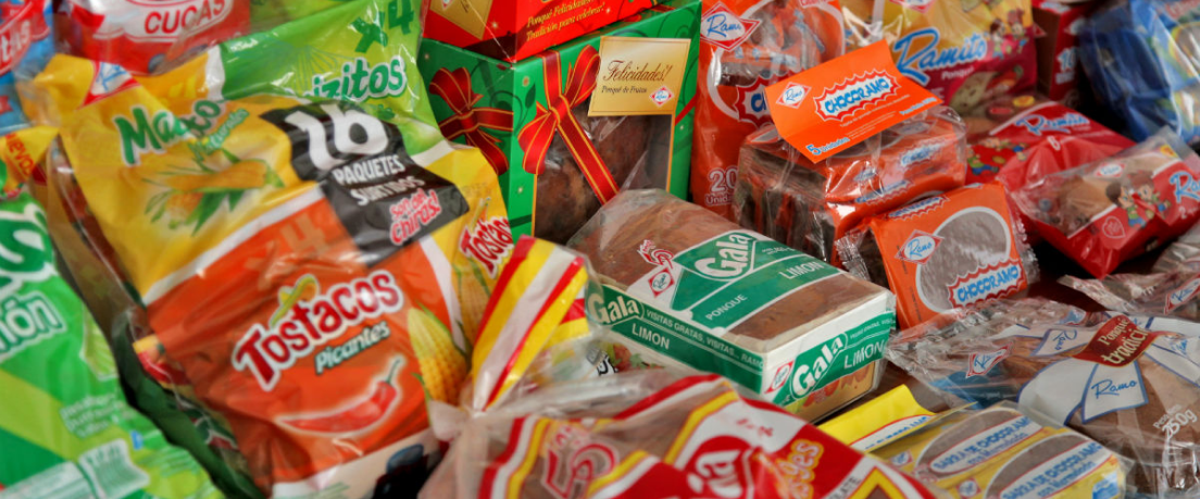 Casos de Éxito. Variedad de productos alimenticios y snacks de la marca Ramo, incluyendo Tostacos y Ponqué Gala, como ejemplo de éxito en innovación empresarial y gestión de portafolio estratégico.