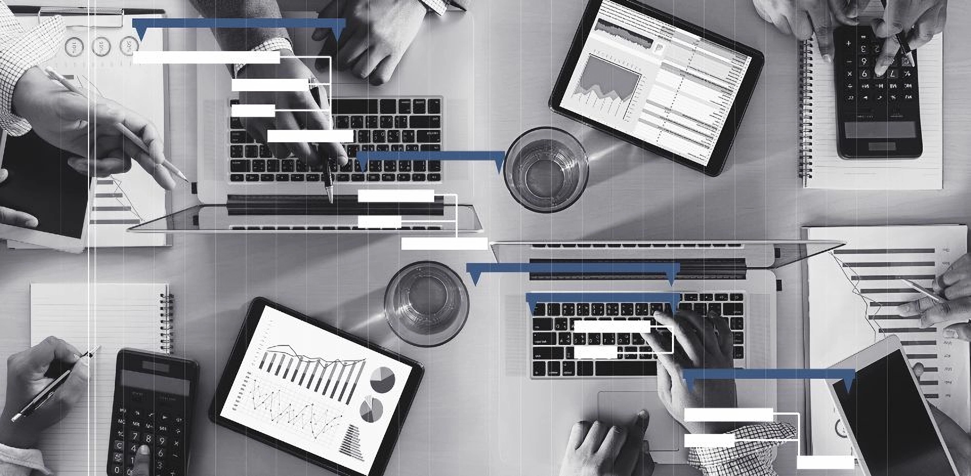 Vista superior de un equipo utilizando herramientas digitales y métricas para la gestión de proyectos e innovación empresarial integradas en un portafolio estratégico.