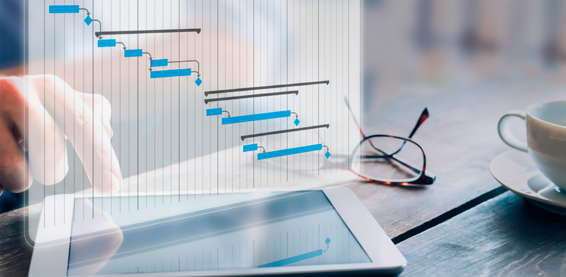 visualizacion-táctica-diagrama-gantt-digital-innk Primer plano de un dedo interactuando con una interfaz holográfica de un diagrama de Gantt sobre una tablet, en un entorno de oficina moderno con una taza de café y lentes al fondo.