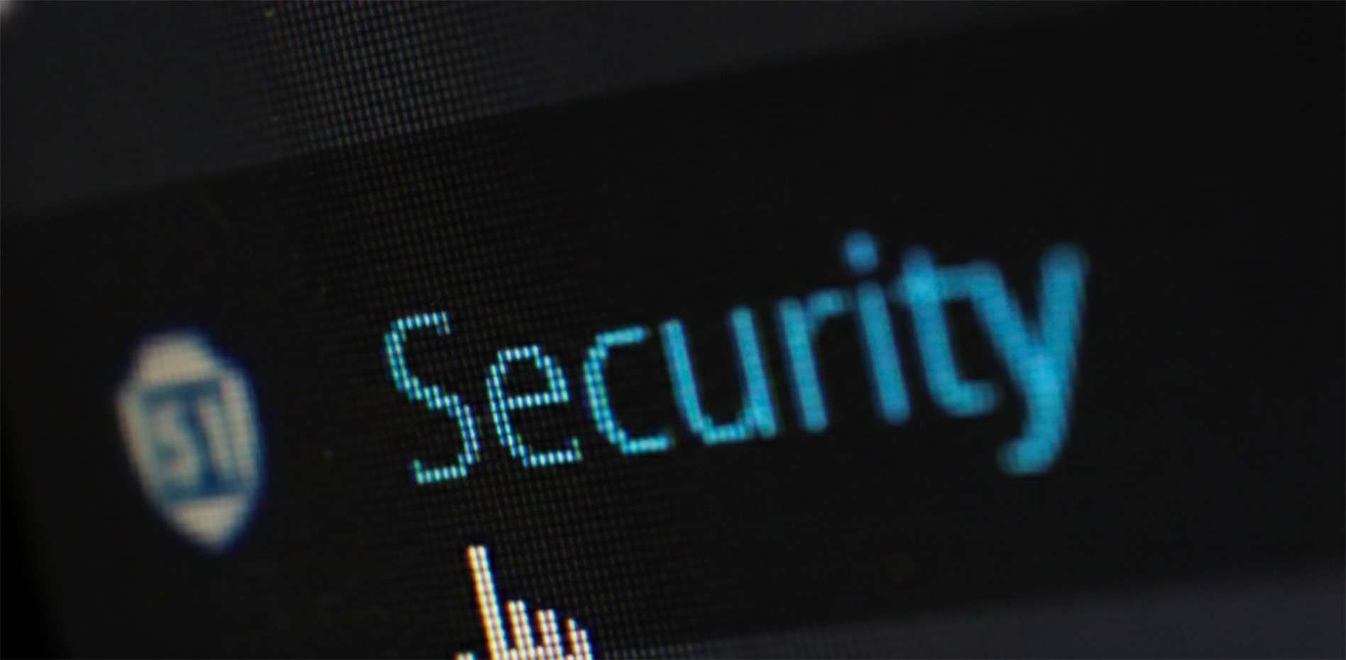 Primer plano de una pantalla digital mostrando la palabra Security en color azul junto a un icono de escudo, representando la seguridad de la información.
